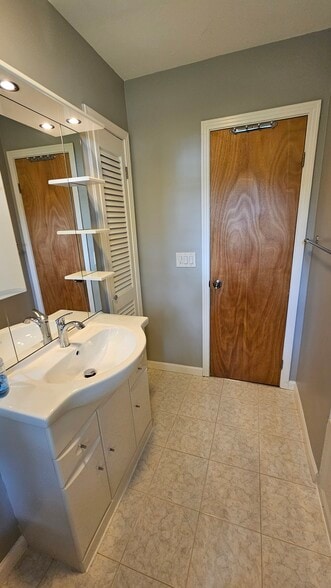 Main bathroom - 2164 Westfall Rd