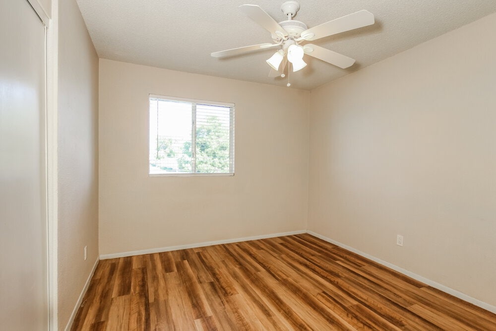 Building Photo - 8037 E Oak St