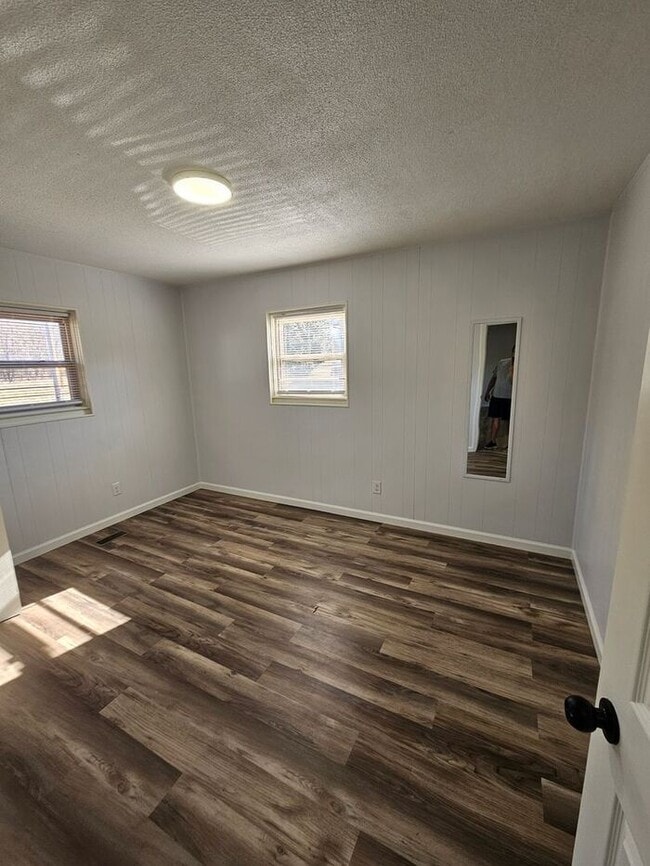 Building Photo - 2BD/1BA Unit in Newton!