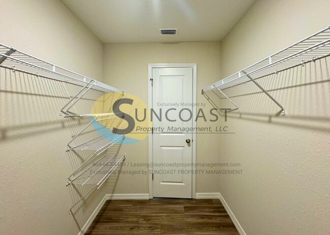 Building Photo - Luxury Home & Free to Apply!