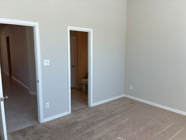 Building Photo - !! MOVE IN SPECIAL: Get 50% OFF!! 4BR/3BA House • In-Unit W/D • Attached Garage  • Backyard in Sa...