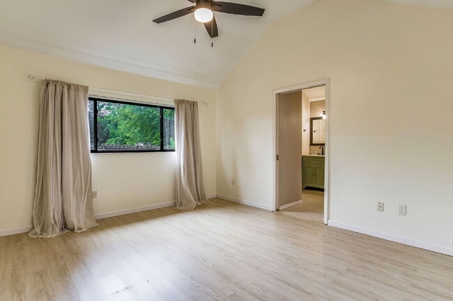 Building Photo - 2241 Prytania Cir