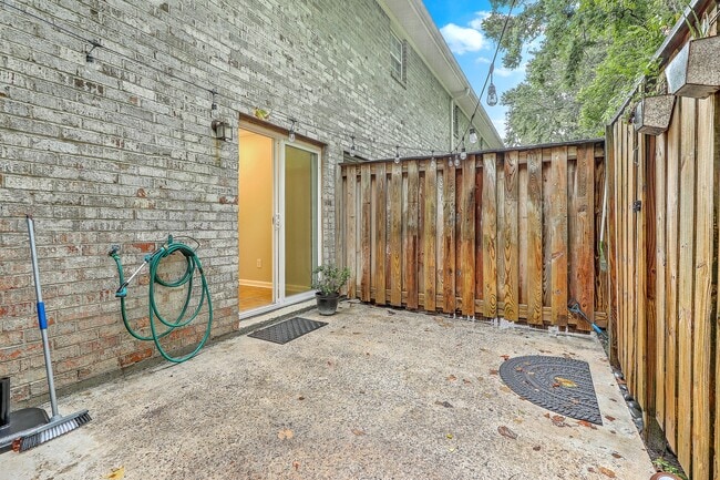 Building Photo - 502 Stinson Dr