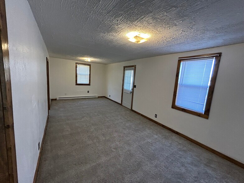 Building Photo - 154 Robley St