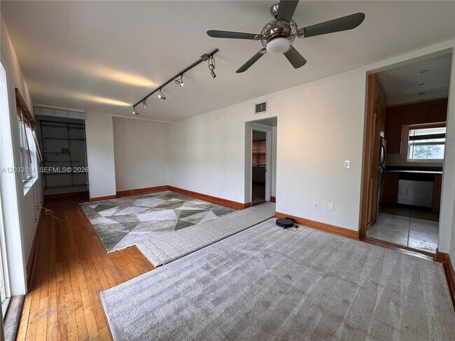 Building Photo - 1100 Venetian Way