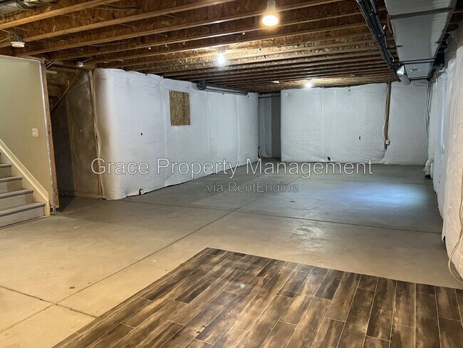 Building Photo - 10229 Southlawn Cir