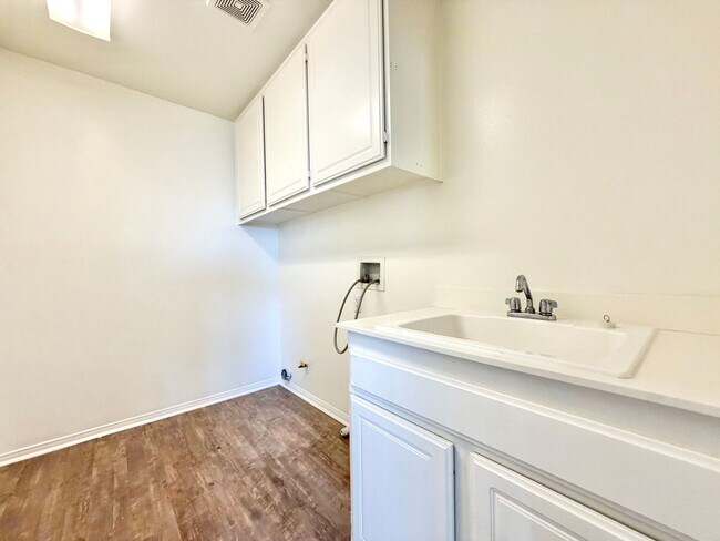 Building Photo - Spacious 3 Bedroom Home with Loft, Large Backyard & 2 Car Garage