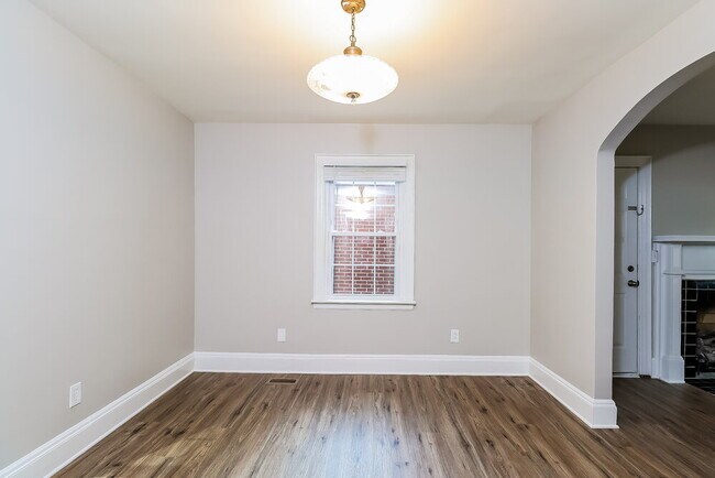 Building Photo - 305 S Mulberry St