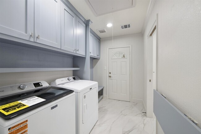 Building Photo - 855 Judiway St