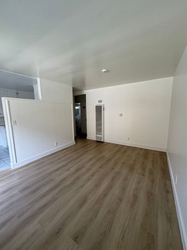 Building Photo - 1 Bedroom in Gardena With Parking Included...