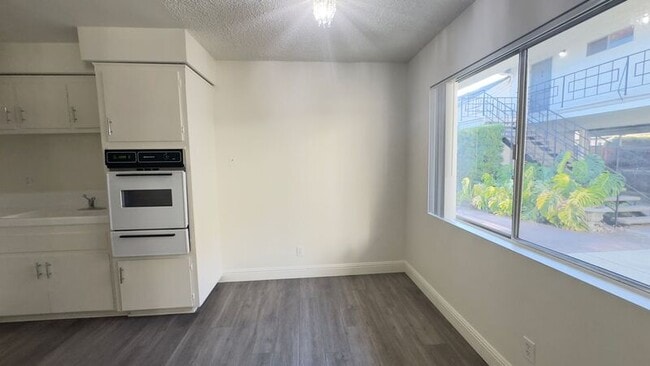 Building Photo - 325 N Glendora Ave