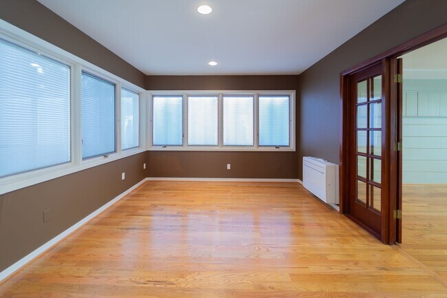 Building Photo - Charming and Well-Maintained Home in a Serene Neighborhood