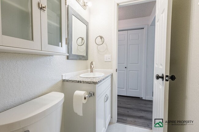 Building Photo - New Renovated 2 Bed 2 bath Townhome