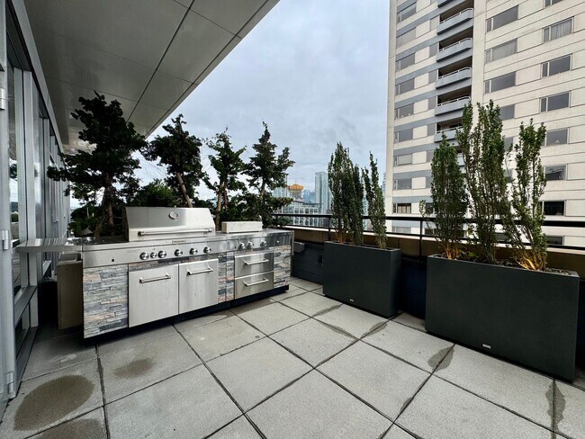 Building Photo - Gallery Penthouse Condo ~ Belltown