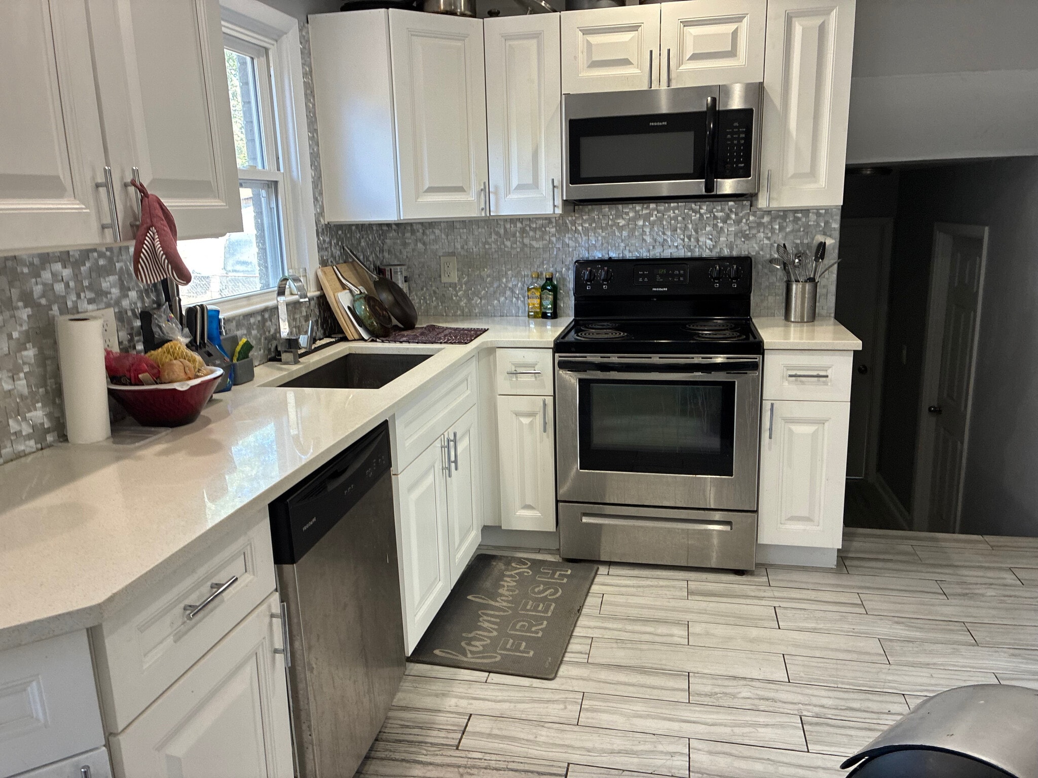 Building Photo - Room in House on Trafalgar Way