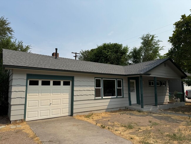 Building Photo - Charming 2-Bedroom Single-Family Home