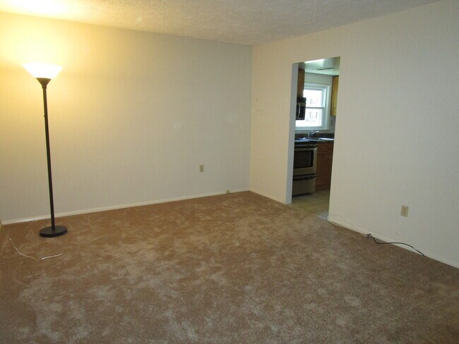 Building Photo - Gorgeous 3 BR/1.5 BA EOG Townhome in Pasad...