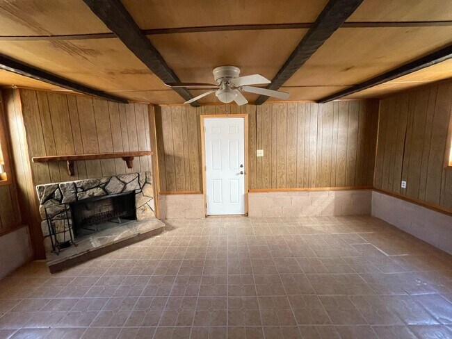 Building Photo - Ozark - Walk Out Basement with Extra Livin...