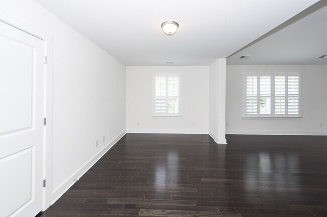 Building Photo - 4 Bedroom 3.5 Bath House in Lawton Park - ...
