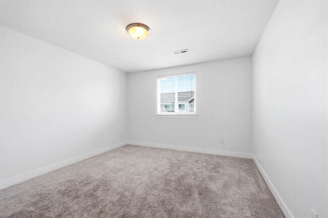 Building Photo - Waters Edge Townhome