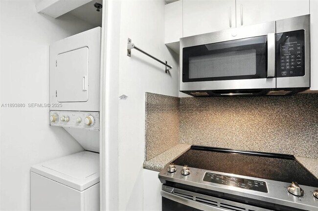 Building Photo - 2415 NW 16th St Rd