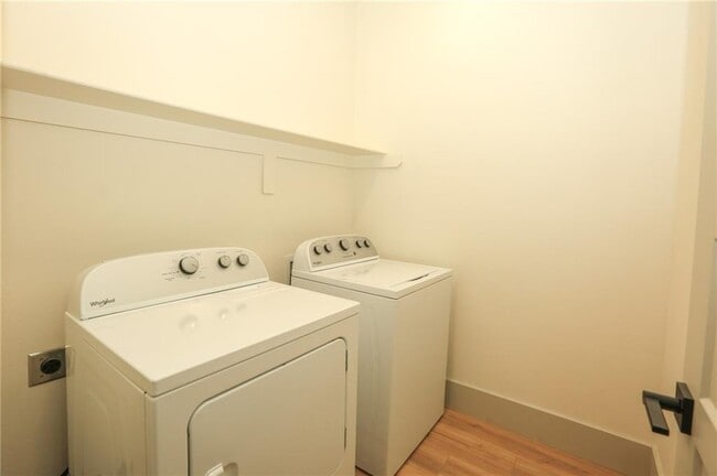 Building Photo - 655 N Genevieve Ave