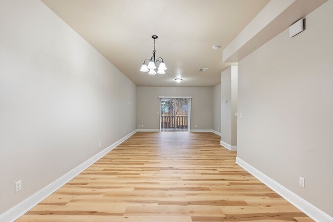 Building Photo - 3BR/2.5 Bath Townhome