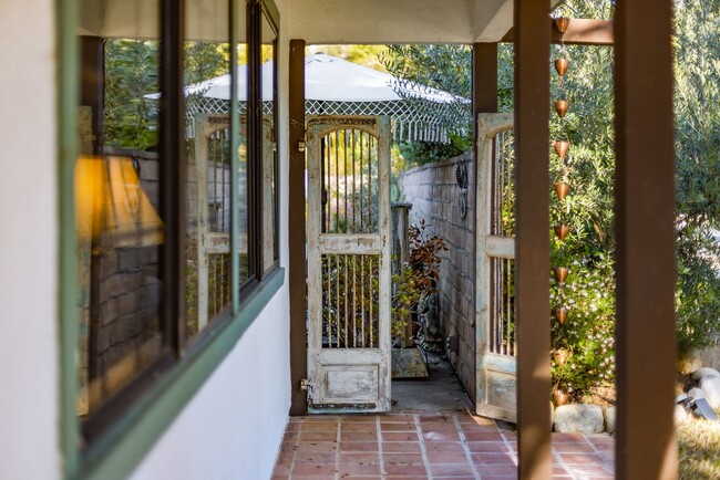 Building Photo - Fully Furnished Artistic Ojai Home