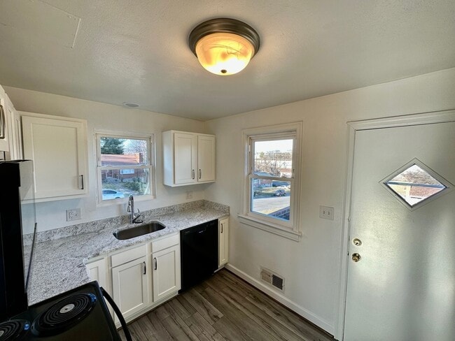 Building Photo - 2757 Meadowview Dr NW