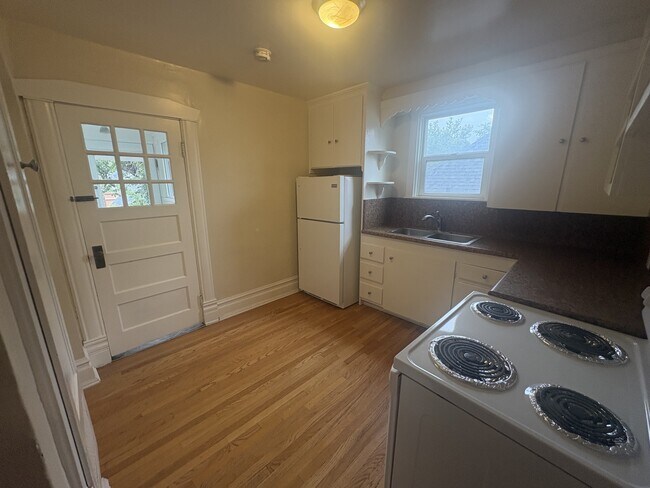 Building Photo - 809 S 900 E