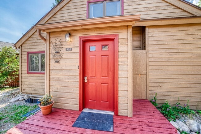 Building Photo - 305 N Chipmunk Cir