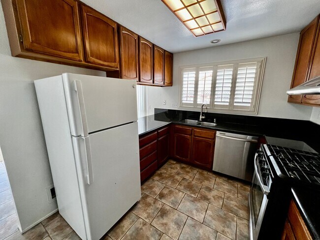 Building Photo - Great 3B/2BA House in Escondido w/ AC & At...