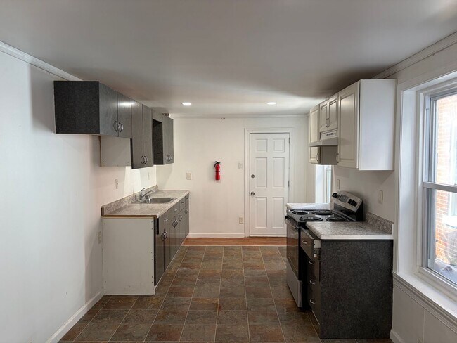 Building Photo - Charming 3 Story Brick Townhome Now Available