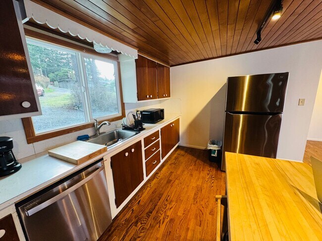 Building Photo - La Conner Home with Stunning View