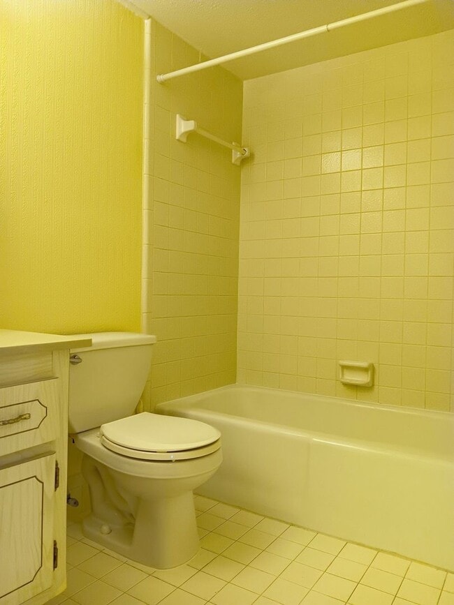 Building Photo - Nice, clean, one-bedroom ground floor unit