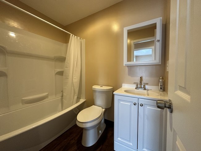 Second Floor Bathroom 1-2 - 697 Allyn St