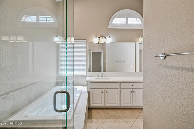 Building Photo - 3830 E Tanglewood Dr