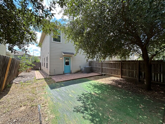 Building Photo - Adorable townhome with 3 bedrooms, 2.5 bat...