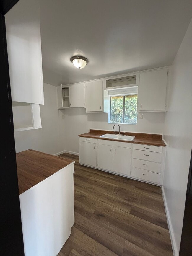 Building Photo - Belmont