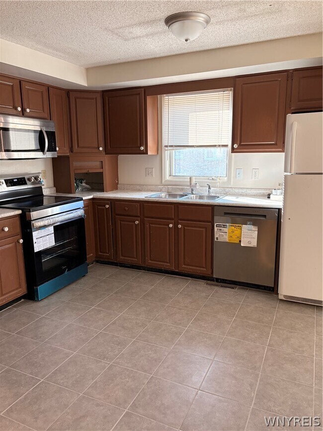 Building Photo - 141 Draden Ln