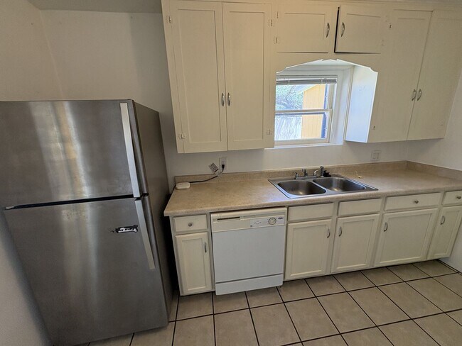 Building Photo - Central Tucson charming historic adobe home