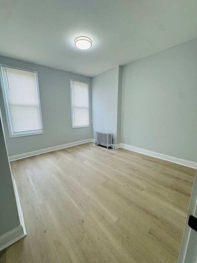 Building Photo - Remodeled Large 3bd/1.5 House with Rear ya...