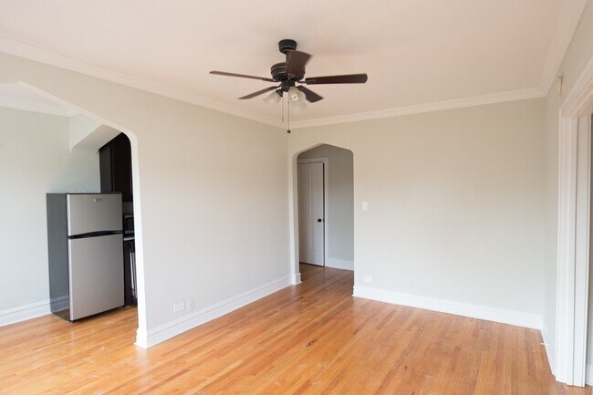 Building Photo - 4742 N Hermitage Ave