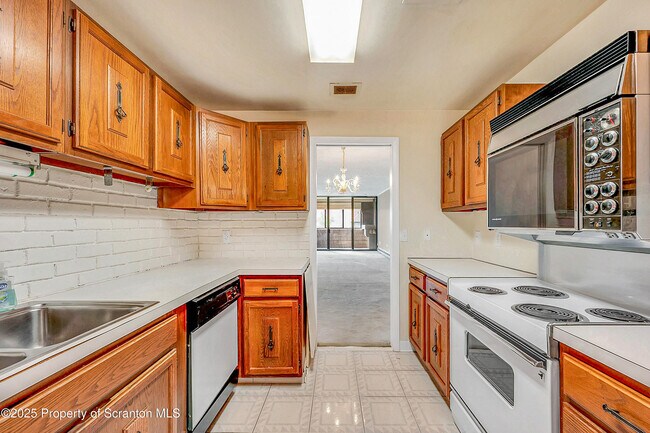 Building Photo - 550 Clay Ave