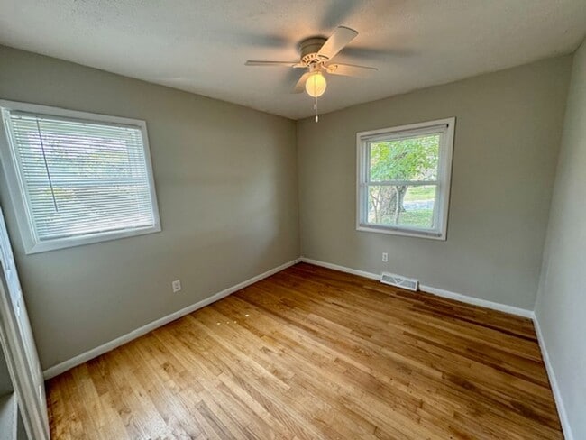 Building Photo - South AVL - 3/2 with Sunroom and Flex Space!