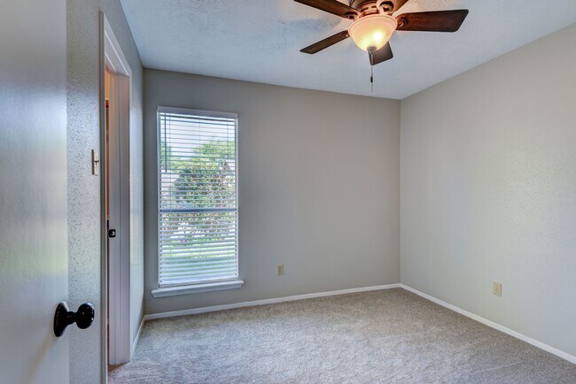 Building Photo - 412 Meadowpoint Dr