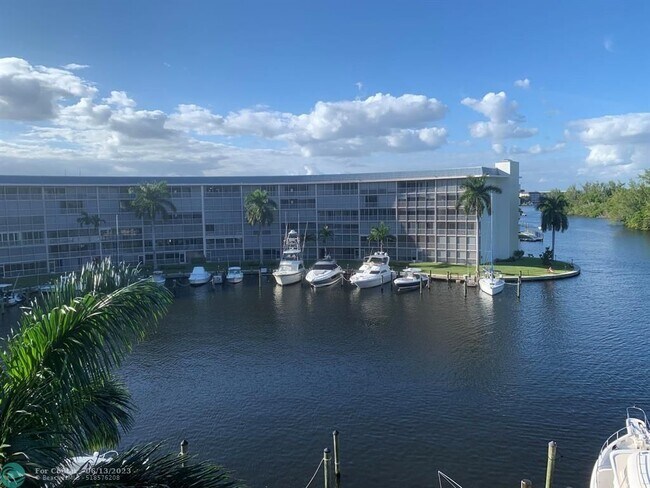 Building Photo - 1523 E Hillsboro Blvd