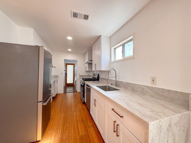 Building Photo - 958 Camulos St