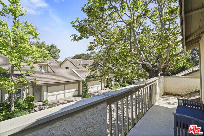 Building Photo - 6505 Dume Dr