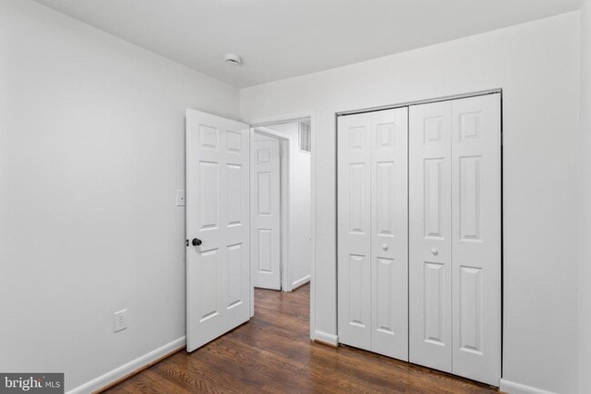 Building Photo - 2521 Fairhill Dr